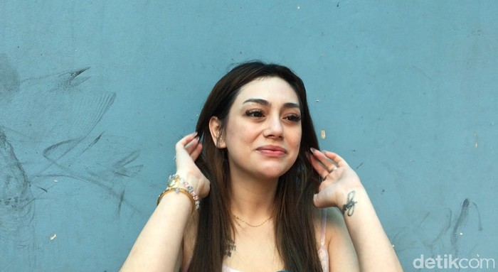 Mata sembab Celine Evangelista lihat video Stefan William dengan perempuan lain