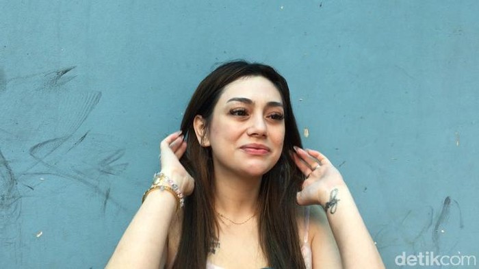 Mata sembab Celine Evangelista lihat video Stefan William dengan perempuan lain