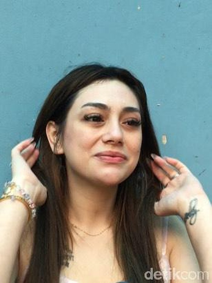 Celine Evangelista Mata sembab Celine Evangelista lihat video Stefan William dengan perempuan lain
