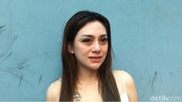 Melihat video tersebut, Celine Evangelista tak bisa menahan air matanya. Dia menangis dan berusaha berpikir positif. Terlihat usai syuting Kopi Viral di studio Trans TV, wajahnya masih sangat sembab karena menangis. Foto: Dinda Decembria/detikHOT
