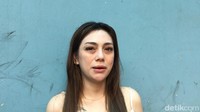 Celine Evangelista sambil menangis mengaku tak mau melihat video tersebut. Gue enggak mau lihat itu. Gue nggak mau orang-orang berpikir suami aku nggak baik. Suami aku laki-laki yang baik, dia laki-laki paling baik, tegasnya memuji Stefan William. Foto: Dinda Decembria/detikHOT