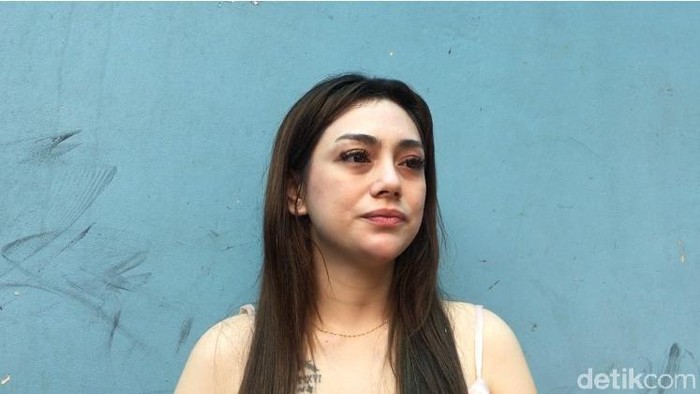 Mata sembab Celine Evangelista lihat video Stefan William dengan perempuan lain