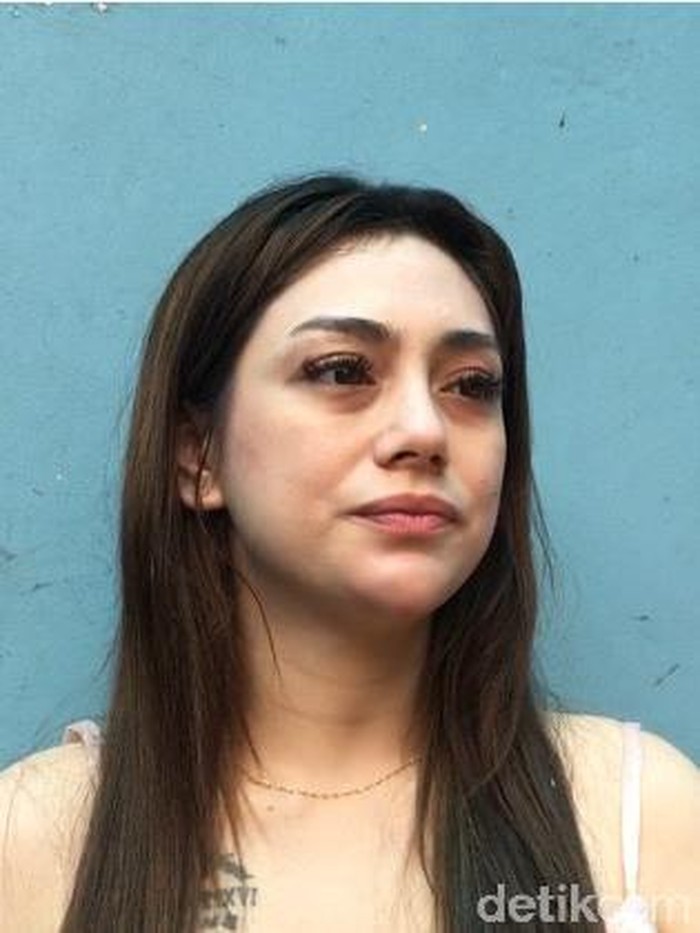 Celine Evangelista Mata sembab Celine Evangelista lihat video Stefan William dengan perempuan lain