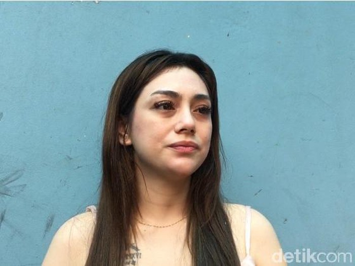 Mata sembab Celine Evangelista lihat video Stefan William dengan perempuan lain