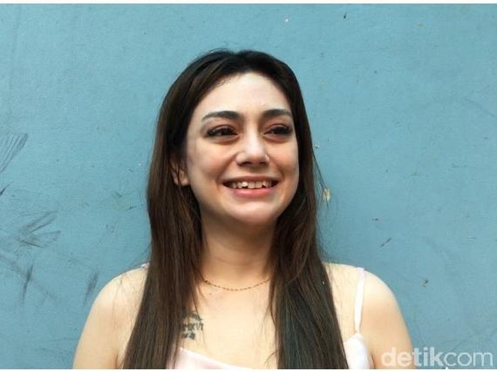 Mata sembab Celine Evangelista lihat video Stefan William dengan perempuan lain