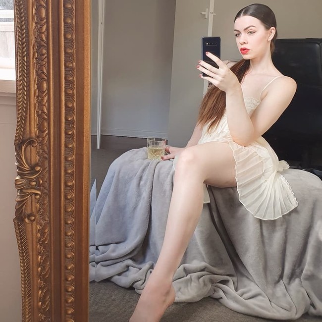 Cherie Louise adalah model yang kaki kirinya telah diamputasi setelah didiagnosa menderita kanker tulang langka. Karena penampilan percaya dirinya di media sosial, Cherie punya lebih dari 70 ribu pengikut. Foto: Instagram @cherie.louise