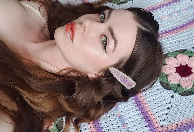 Tapi postingan Cherie sering mengundang komentar kurang menyenangkan yang menuduhnya mengedit foto demi mencari atensi. Orang-orang di media sosial sering menuduhku pura-pura punya satu kaki dan mengklaim aku Photoshop kakiku untuk atensi, Foto: Instagram @cherie.louise