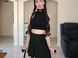 8 Foto Model yang Punya 1 Kaki, Dituduh Hasil Photoshop untuk Cari Atensi