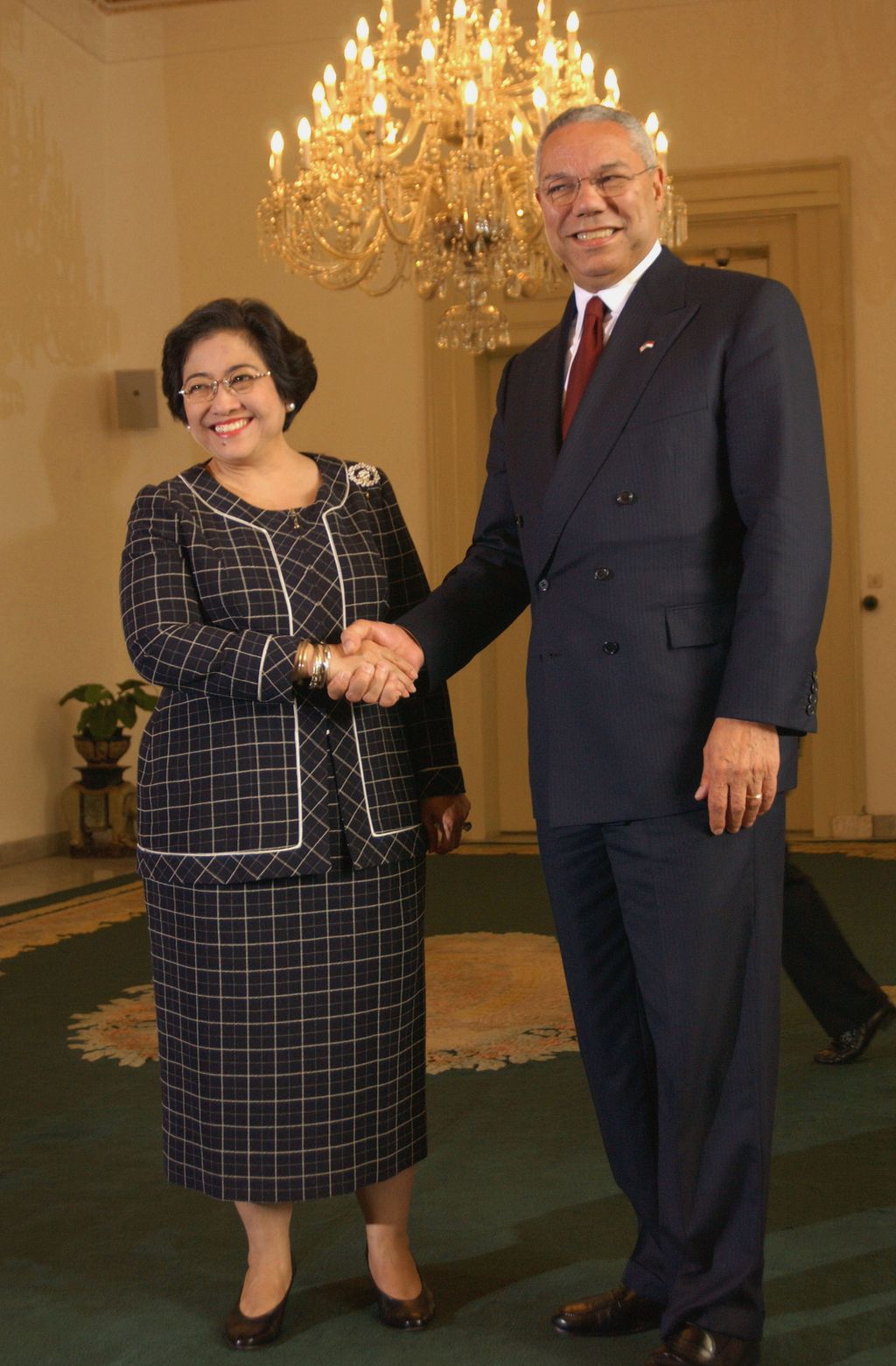 Colin Powell dan Megawati JAKARTA, INDONESIA - AUGUST 2: Indonesian President Megawati Sukarnoputri (L) shakes hands with U.S Secretary of State Colin Powell before a meeting on August 2, 2002 at the Presidential Palace in Jakarta, Indonesia. Secretary of State Colin Powell said that the Bush administration planned to spend $50 million over three years on programs to help Indonesia combat terrorism. (Photo by Edy Purnomo/Getty Images)