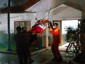 Damkar Evakuasi Warga Jaksel yang Sakit, Langsung Diantar ke RS