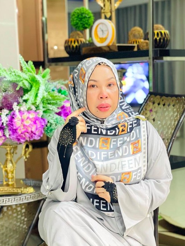 Nekatnya, Datuk Seri menyelinap ke rumah Iqbal pukul tiga pagi dini hari. Seri Vida kemudian mengatakan bahwa dia nekat ke rumah mantan kekasihnya itu untuk menghalau santet yang dikirim untuk Iqbal. Foto: dok. Instagram/@datoserivida