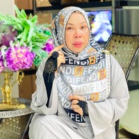 Nekatnya, Datuk Seri menyelinap ke rumah Iqbal pukul tiga pagi dini hari. Seri Vida kemudian mengatakan bahwa dia nekat ke rumah mantan kekasihnya itu untuk menghalau santet yang dikirim untuk Iqbal. Foto: dok. Instagram/@datoserivida