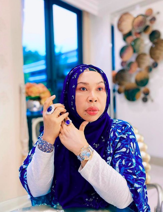 Baru-baru ini, wanita yang sering berpenampilan glamour itu kembali bikin sensasi dengan mengatakan bahwa mantan kekasihnya itu disantet sehingga tidak jadi menikahinya. Foto: dok. Instagram/@datoserivida