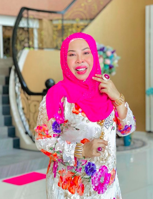 Hubungan keduanya sejak awal memang telah menjadi sorotan terkait perbedaan usia mereka yang terlampau jauh. Datuk Seri Vida berusia 50 tahun, dan Ahmad Iqbal 27 tahun. Foto: dok. Instagram/@datoserivida