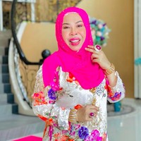 Hubungan keduanya sejak awal memang telah menjadi sorotan terkait perbedaan usia mereka yang terlampau jauh. Datuk Seri Vida berusia 50 tahun, dan Ahmad Iqbal 27 tahun. Foto: dok. Instagram/@datoserivida