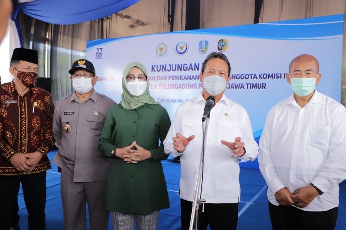 Dukung Nelayan, Trenggono Janji Bangun Dermaga di Pantai Sine
