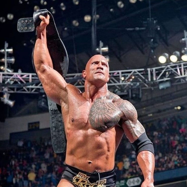 Dwayne Johnson Dwayne Johnson atau The Rock.
