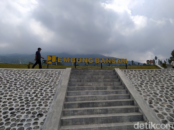 Adapun fungsi utama embung ini untuk mencukupi kebutuhan air petani di saat musim kemarau. Untuk mencapai lokasi bisa menggunakan mobil pribadi maupun sepeda motor. (Eko Susanto/detikcom) Adapun fungsi utama embung ini untuk mencukupi kebutuhan air petani di saat musim kemarau. Untuk mencapai lokasi bisa menggunakan mobil pribadi maupun sepeda motor. (Eko Susanto/detikcom)