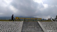 Dengan ketinggian 1.300 mdpl, saat cuaca cerah, traveler bisa melihat keindahan Gunung Sindoro, dan juga bisa melihat Gunung Sumbing, Merapi, Merbabu dan gunung lainnya. (Eko Susanto/detikTravel)