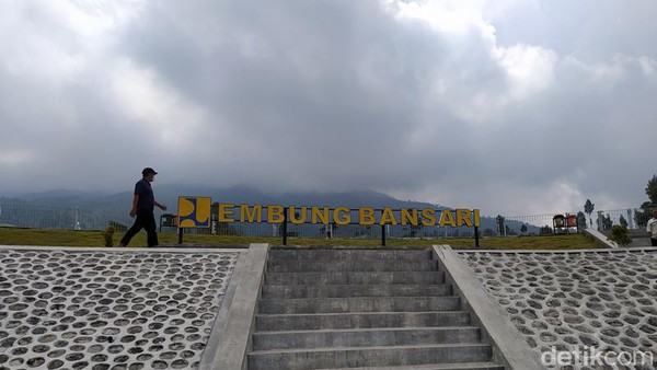 Dengan ketinggian 1.300 mdpl, saat cuaca cerah, traveler bisa melihat keindahan Gunung Sindoro, dan juga bisa melihat Gunung Sumbing, Merapi, Merbabu dan gunung lainnya. (Eko Susanto/detikTravel) Dengan ketinggian 1.300 mdpl, saat cuaca cerah, traveler bisa melihat keindahan Gunung Sindoro, dan juga bisa melihat Gunung Sumbing, Merapi, Merbabu dan gunung lainnya. (Eko Susanto/detikTravel)