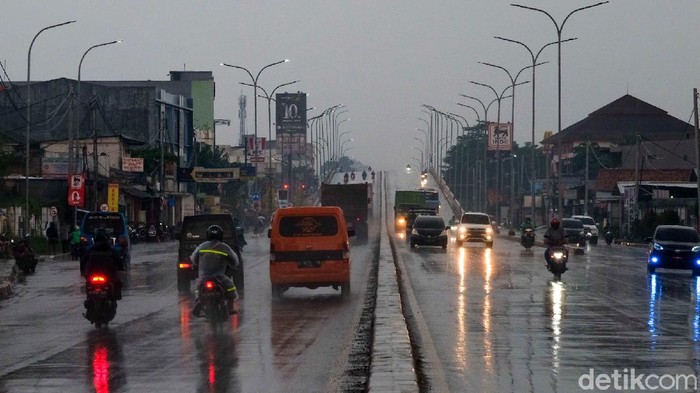 Fenomena La Nina Picu Musim Hujan Tiba Lebih Awal Fenomena La Nina memajukan musim hujan di wilayah Indonesia jadi lebih awal yakni mulai Oktober 2021. Kondisi ini akan berdampak pada peningkatan curah hujan bulanan.