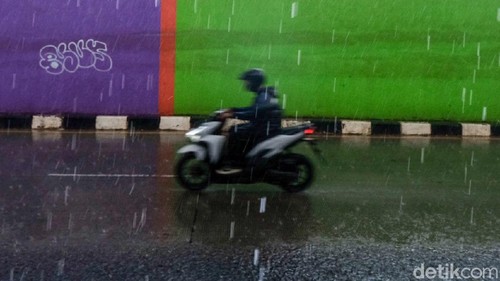 Fenomena La Nina memajukan musim hujan di wilayah Indonesia jadi lebih awal yakni mulai Oktober 2021. Kondisi ini akan berdampak pada peningkatan curah hujan bulanan.