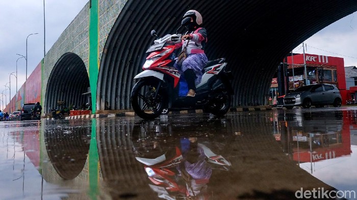 Fenomena La Nina Picu Musim Hujan Tiba Lebih Awal Fenomena La Nina memajukan musim hujan di wilayah Indonesia jadi lebih awal yakni mulai Oktober 2021. Kondisi ini akan berdampak pada peningkatan curah hujan bulanan.