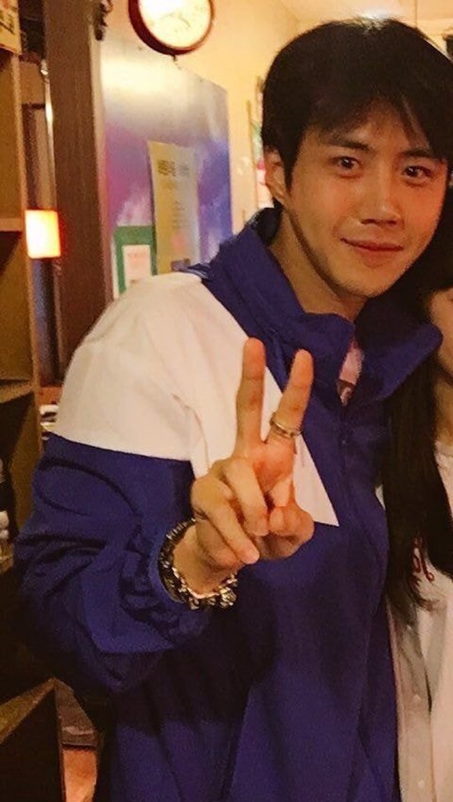 Sebelum menandatangani kontrak dengan SALT Entertainment, Kim Seon Ho bernaung di bawah agensi yang mengelola kariernya sebagai aktor teater. Dalam kesehariannya, Kim Seon Ho tampil dengan gaya street style saat bertemu teman-temannya. Foto: dok. theqoo