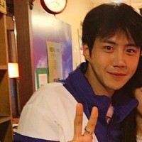 Sebelum menandatangani kontrak dengan SALT Entertainment, Kim Seon Ho bernaung di bawah agensi yang mengelola kariernya sebagai aktor teater. Dalam kesehariannya, Kim Seon Ho tampil dengan gaya street style saat bertemu teman-temannya. Foto: dok. theqoo