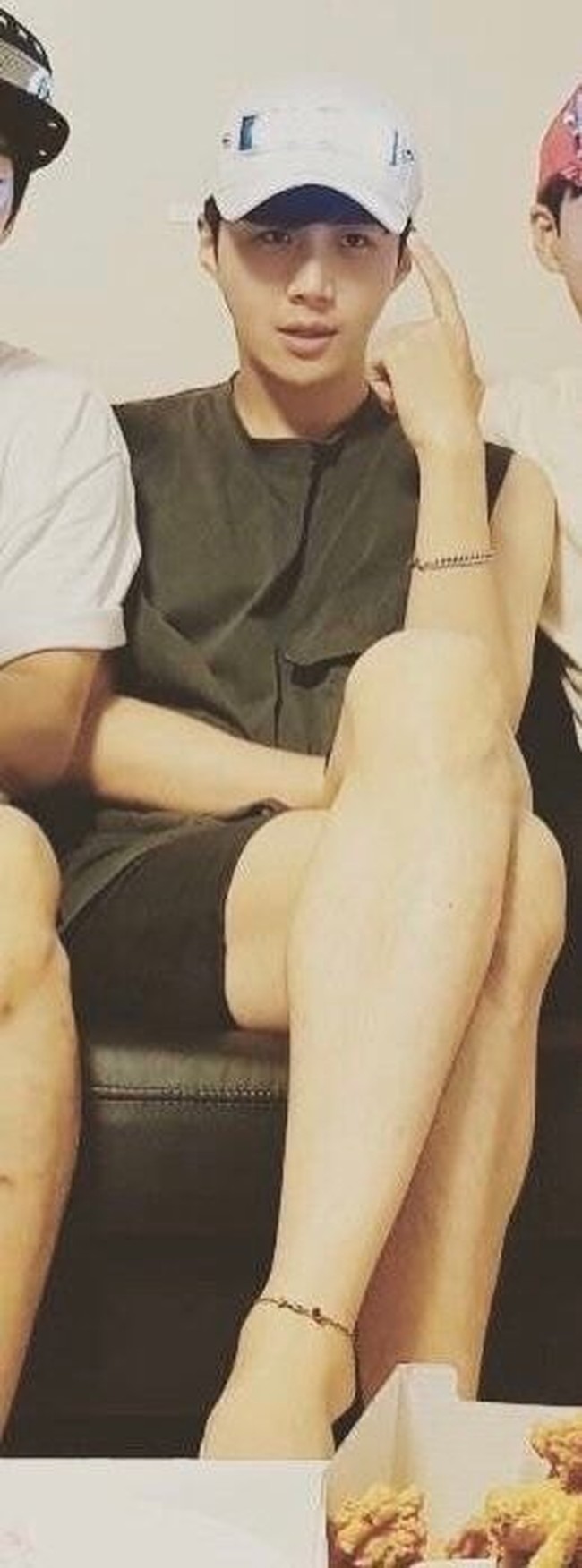 Bintang Hometown Cha Cha Cha itu diketahui sering mengenakan kaus dan kemeja polos. Kim Seon Ho tampil rapi dan simpel dalam kesehariannya. Namun, foto lamanya seakan menampilkan Kim Seon Ho dalam versi yang berbeda. Foto: dok. theqoo