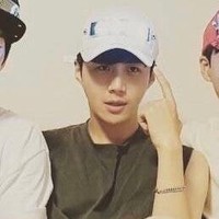 Bintang Hometown Cha Cha Cha itu diketahui sering mengenakan kaus dan kemeja polos. Kim Seon Ho tampil rapi dan simpel dalam kesehariannya. Namun, foto lamanya seakan menampilkan Kim Seon Ho dalam versi yang berbeda. Foto: dok. theqoo