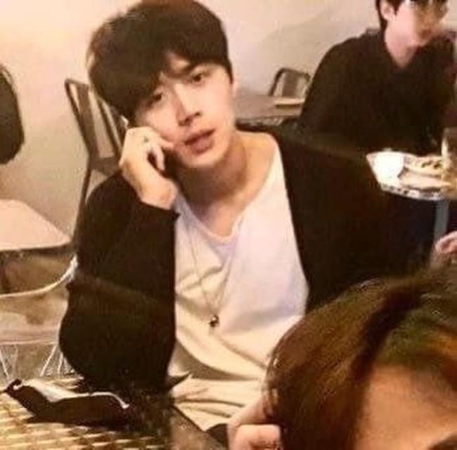 Menurut laporan netizen, agensi Kim Seon Ho memperhatikan penampilannya dan melarang sang aktor mengenakan aksesoris berlebihan. Pemilik akun Instagram seonho__kim itu tampil dengan imej yang clean setelah mengubah gaya rambutnya. Foto: dok. theqoo