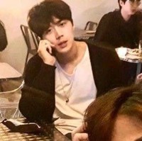 Menurut laporan netizen, agensi Kim Seon Ho memperhatikan penampilannya dan melarang sang aktor mengenakan aksesoris berlebihan. Pemilik akun Instagram seonho__kim itu tampil dengan imej yang clean setelah mengubah gaya rambutnya. Foto: dok. theqoo