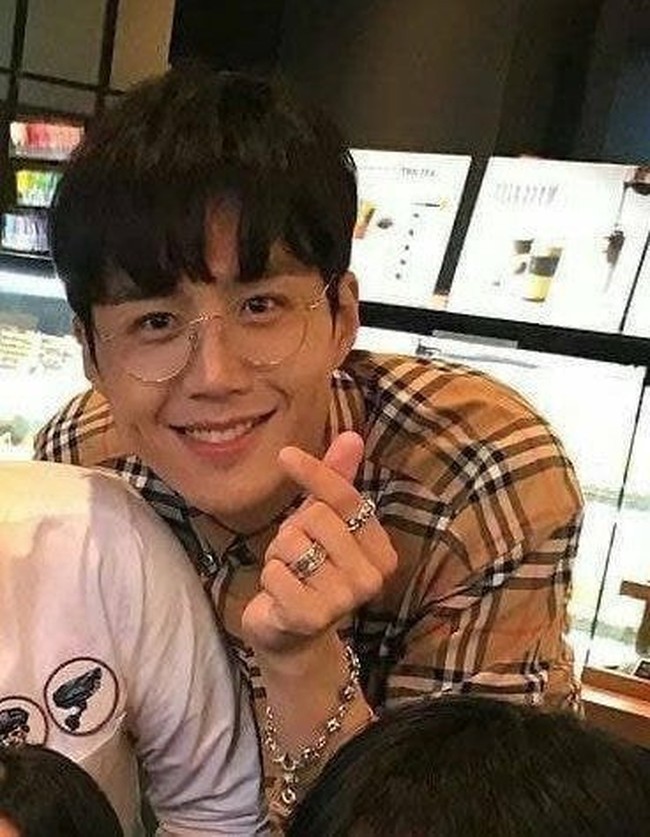 Penampilan Kim Seon Ho sebelum bergabung dengan agensi SALT Entertainment belakangan menjadi sorotan. Seorang netizen Korea mengumpulkan foto lama Kim Seon Ho dan menggugahnya di forum online. Foto: dok. theqoo