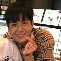 Penampilan Kim Seon Ho sebelum bergabung dengan agensi SALT Entertainment belakangan menjadi sorotan. Seorang netizen Korea mengumpulkan foto lama Kim Seon Ho dan menggugahnya di forum online. Foto: dok. theqoo