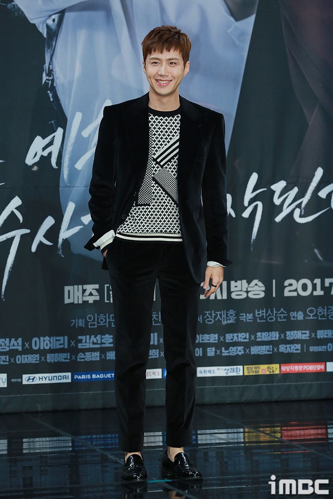 Aktor 35 tahun mengenakan banyak aksesori seperti kalung, cincin, dan gelang rantai. Kim Seon Ho pun tampil dengan warna rambut coklat kemerahan saat menghadiri konferensi pers drama Korea Two Cops pada 2017. Foto: dok. MBC