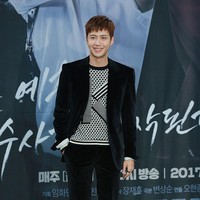 Aktor 35 tahun mengenakan banyak aksesori seperti kalung, cincin, dan gelang rantai. Kim Seon Ho pun tampil dengan warna rambut coklat kemerahan saat menghadiri konferensi pers drama Korea Two Cops pada 2017. Foto: dok. MBC