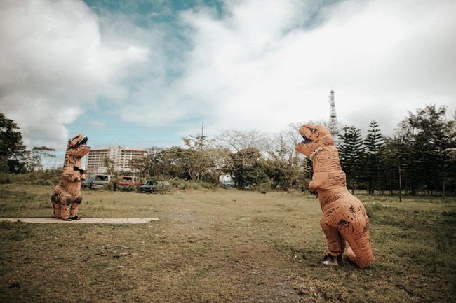 Sesi pemotretan prewedding itu sendiri telah dilakukan beberapa bulan sebelum bulan Mei 2021. Namun hasil foto-fotonya baru dibagikan ke publik beberapa waktu lalu. Pasangan Kyra dan Patrick memang sengaja memilih konsep unik sekaligus kocak itu karena mereka ingin memperlihatkan sisi konyol keduanya. Foto: Facebook/Bride and Breakfast