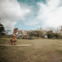 Sesi pemotretan prewedding itu sendiri telah dilakukan beberapa bulan sebelum bulan Mei 2021. Namun hasil foto-fotonya baru dibagikan ke publik beberapa waktu lalu. Pasangan Kyra dan Patrick memang sengaja memilih konsep unik sekaligus kocak itu karena mereka ingin memperlihatkan sisi konyol keduanya. Foto: Facebook/Bride and Breakfast