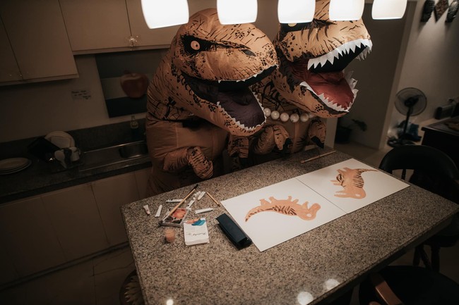 Dalam foto terlihat Kyra dan Patrick mengenakan kostum T-Rex dan melakukan beberapa aktivitas-aktivitas yang mereka sukai. Seperti melukis dan bermain airsoft. Keduanya pun terlihat kompak walaupun kostum tersebut sama sekali tak memperlihatkan wajah keduanya. Foto: Facebook/Bride and Breakfast