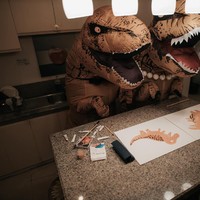 Dalam foto terlihat Kyra dan Patrick mengenakan kostum T-Rex dan melakukan beberapa aktivitas-aktivitas yang mereka sukai. Seperti melukis dan bermain airsoft. Keduanya pun terlihat kompak walaupun kostum tersebut sama sekali tak memperlihatkan wajah keduanya. Foto: Facebook/Bride and Breakfast