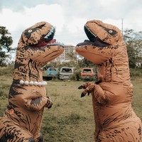 Tak seperti pemotretan prewedding pada umumnya, foto-foto prewedding yang satu ini memiliki konsep yang unik. Alih-alih tampil cantik dan gagah di dalam foto, calon pasangan ini justru memilih menutupi tubuh dan wajahnya dengan mengenakan kostum T-Rex. Foto: Facebook/Bride and Breakfast