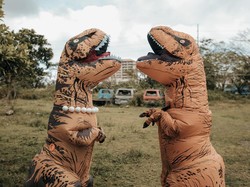 7 Potret Prewedding Kocak yang Viral, Pengantin Pakai Kostum T-Rex