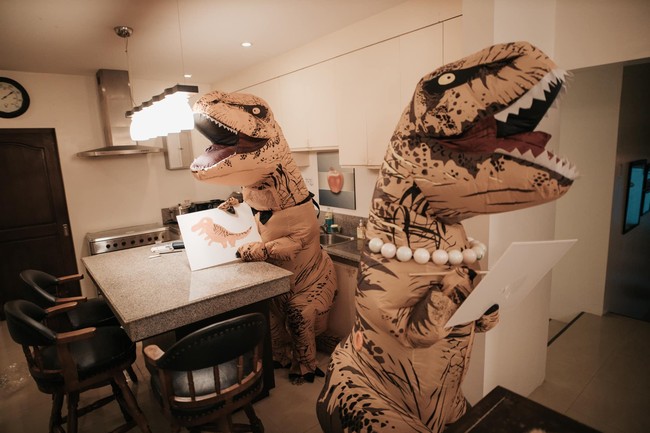 Foto-foto prewedding itu kemudian menjadi viral usai diunggah oleh akun Facebook Bride and Breakfast. Hingga saat ini unggahan tersebut telah dibagikan lebih dari 15 ribu kali dan memperoleh 5,7 ribu komentar. Foto: Facebook/Bride and Breakfast