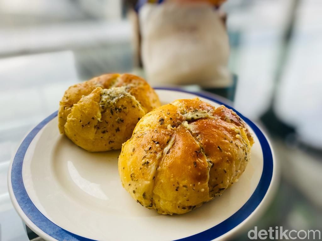 Mencicipi Garlic Bread Homemade Buatan Eks Pegawai KPK, Tata Khoiriyah