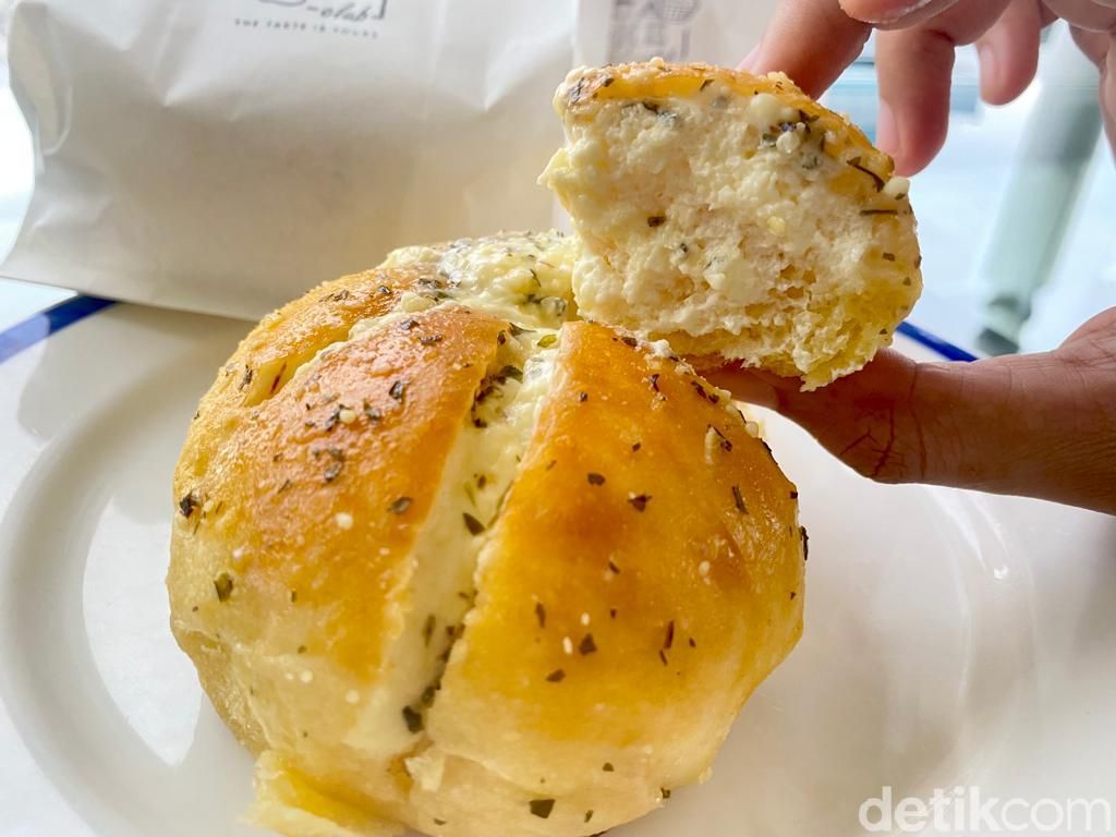 Mencicipi Garlic Bread Homemade Buatan Eks Pegawai KPK, Tata Khoiriyah