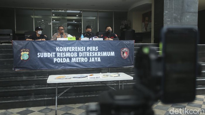 Polda Metro Jaya mengeluarkan kebijakan baru soal ketidakhadiran tersangka. Hal itu dilakukan sebagai bentuk upaya polisi agar humanis.