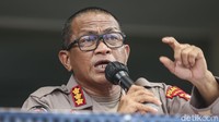 Ketidakhadiran tersangka ini memang disengaja. Polda Metro Jaya mengaku mengeluarkan kebijakan baru soal tidak dihadirkannya tersangka.