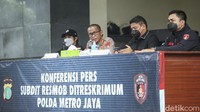 Dalam rilis tersebut Yusri menjelaskan hal itu dilakukan sebagai bentuk upaya polisi agar humanis.