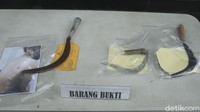 Kini tak ada lagi tersangka berpakaian oranye dengan tubuh menghadap ke tembok yang hadir.